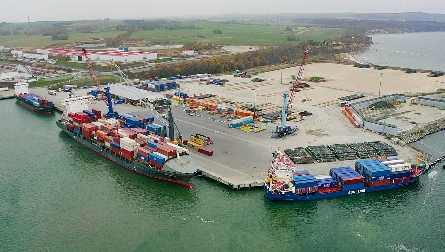 Containerschiff-Quartett am Mukran Port Terminal - Mukran Port