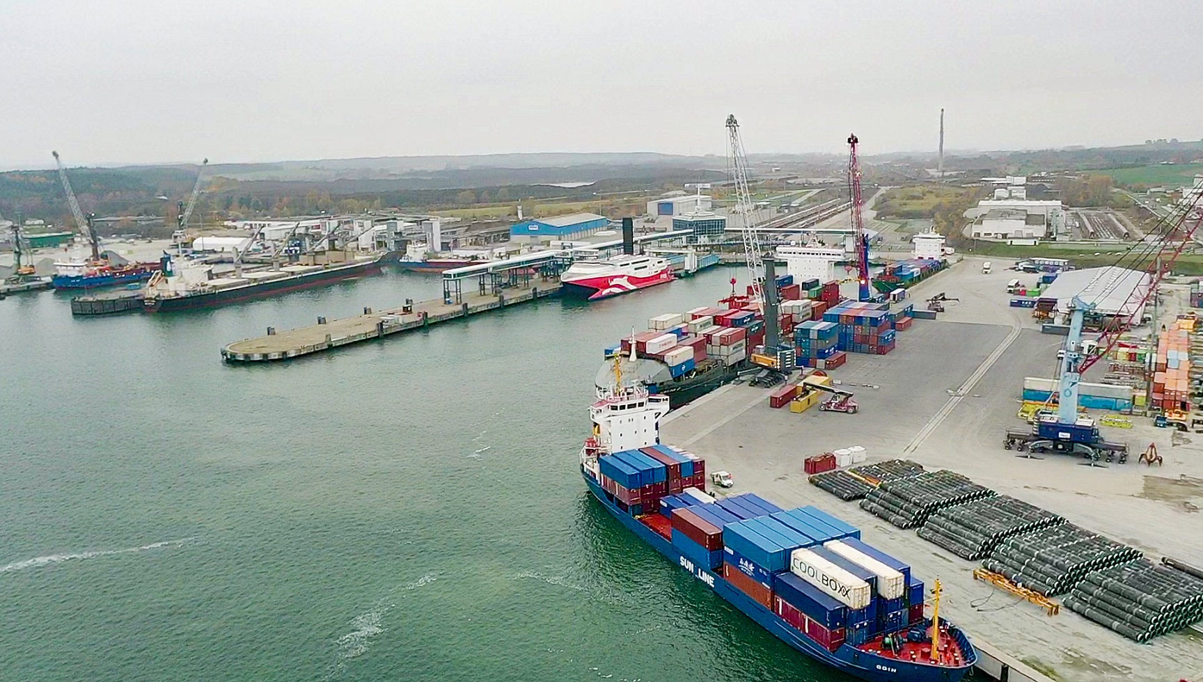Containerschiff-Quartett am Mukran Port Terminal - Mukran Port